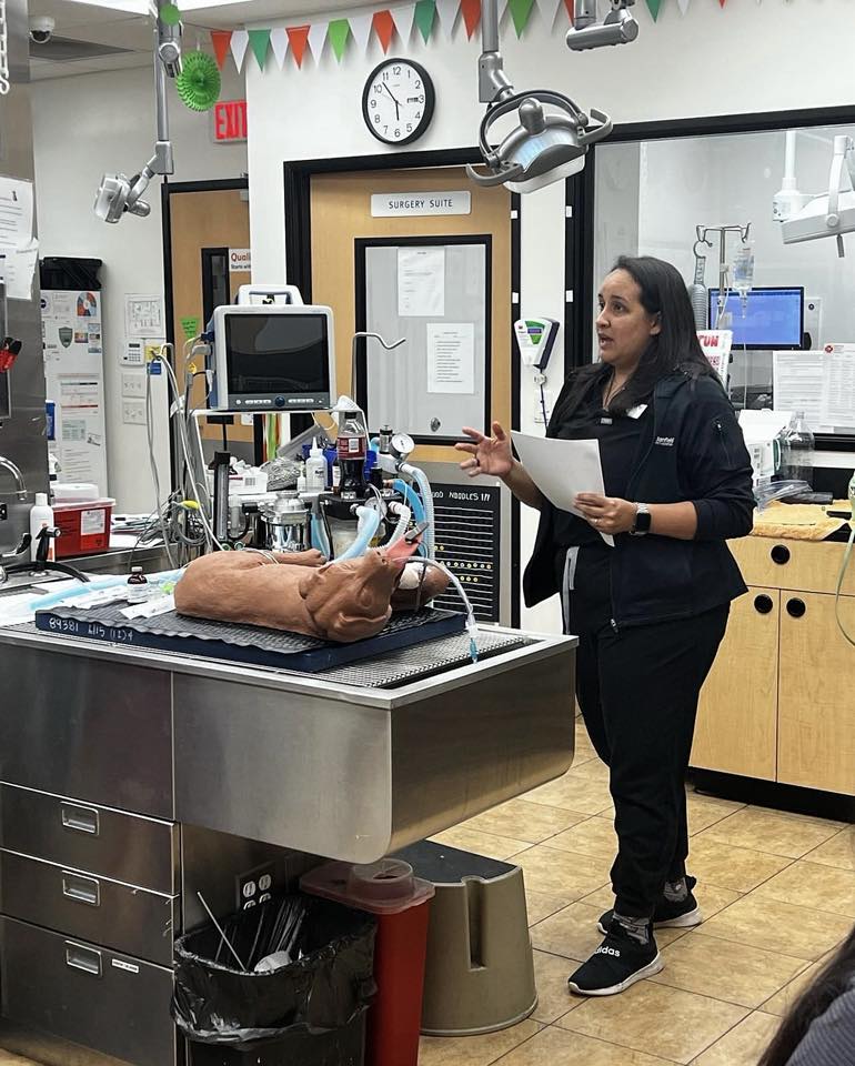 Kanela Suazo Richter leading an anesthesia training session with a simulation model